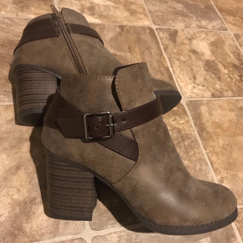 Soda Kylie taupe ankle booties